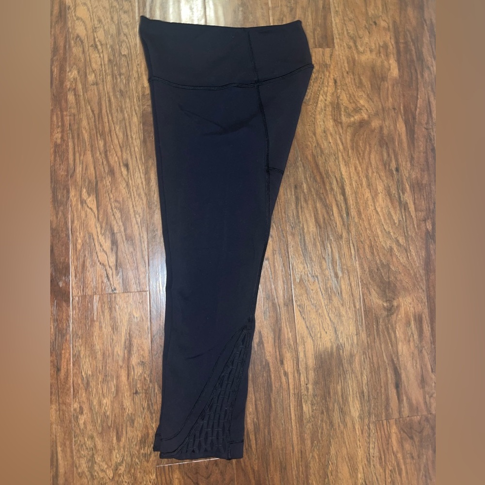 🍋 VGUC Lululemon True Self Crop II - Size 6 (?) - Black
